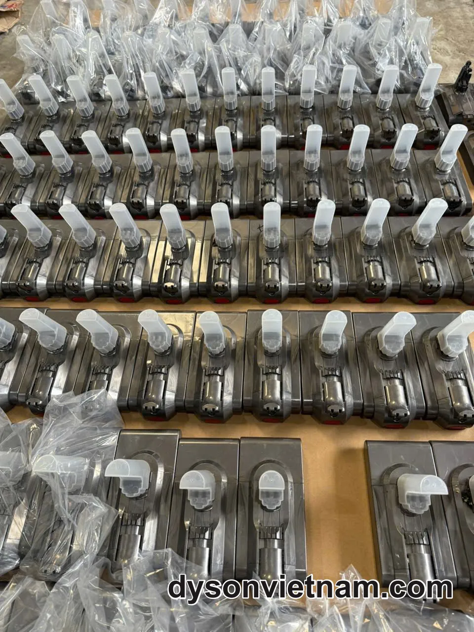 Trung Tâm Chuyên Thay Pin Máy Hút Bụi Dyson V6 Chính Hãng Tại Huyện Hóc Môn
