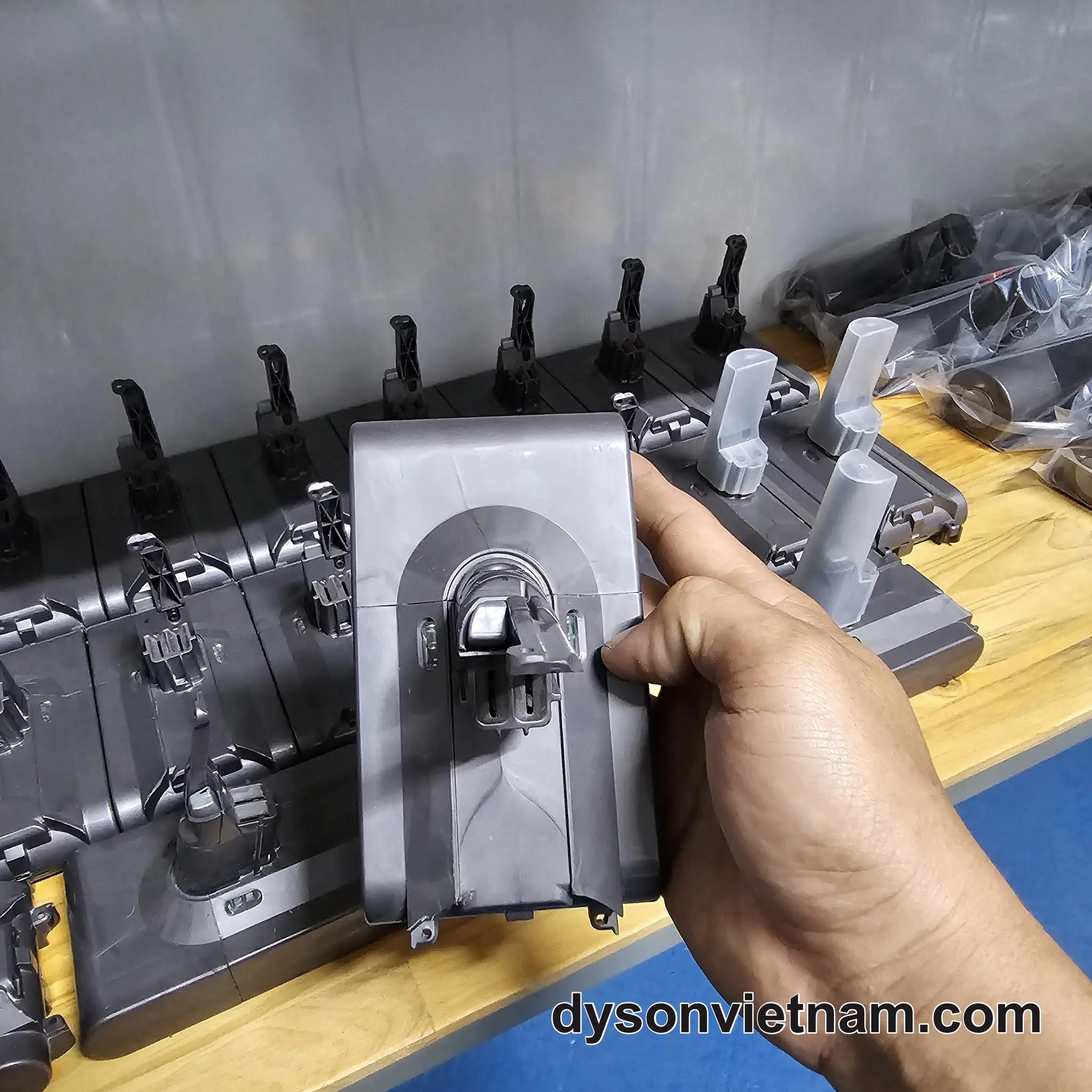 Thay Pin Máy Hút Bụi Dyson V6 Chính Hãng Tại Nhà Uy Tín – Báo Giá Sửa Chữa Chi Tiết