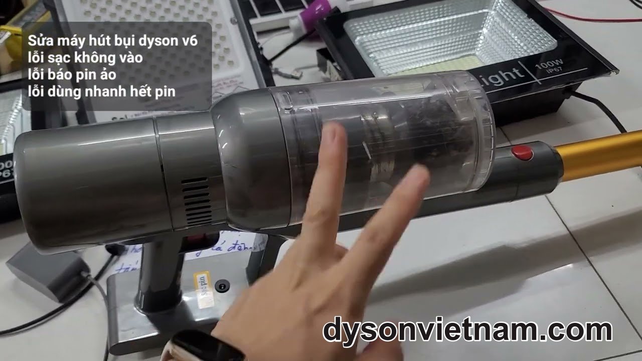 thay pin máy hút bụi Dyson V6