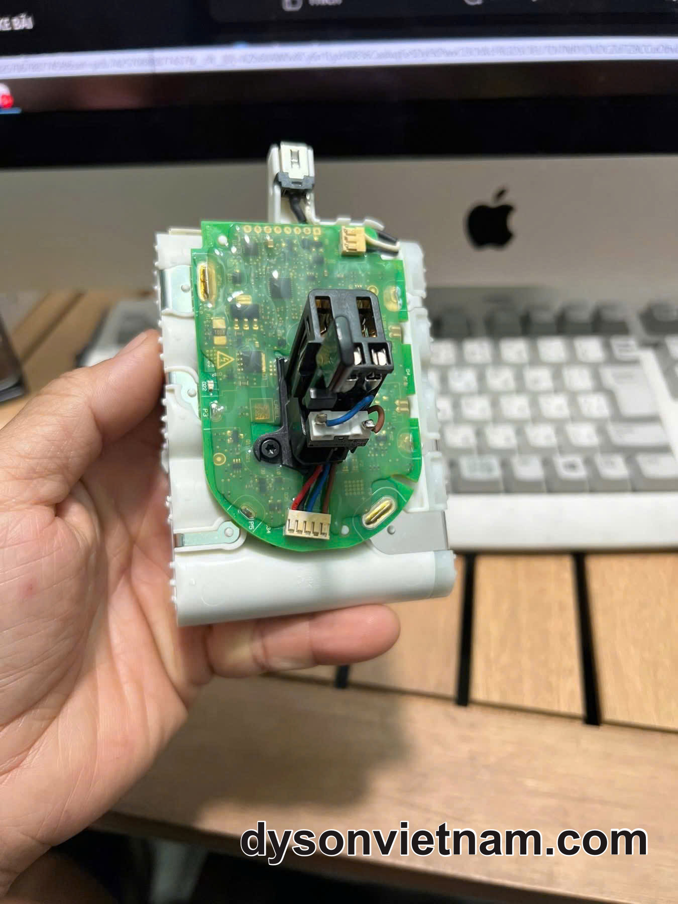 thay pin máy hút bụi Dyson V6